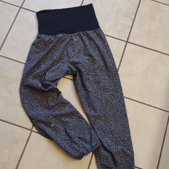 Lululemon Om Pant Black baggy with gathered hem cropped size 4 - Picture 8 of 11